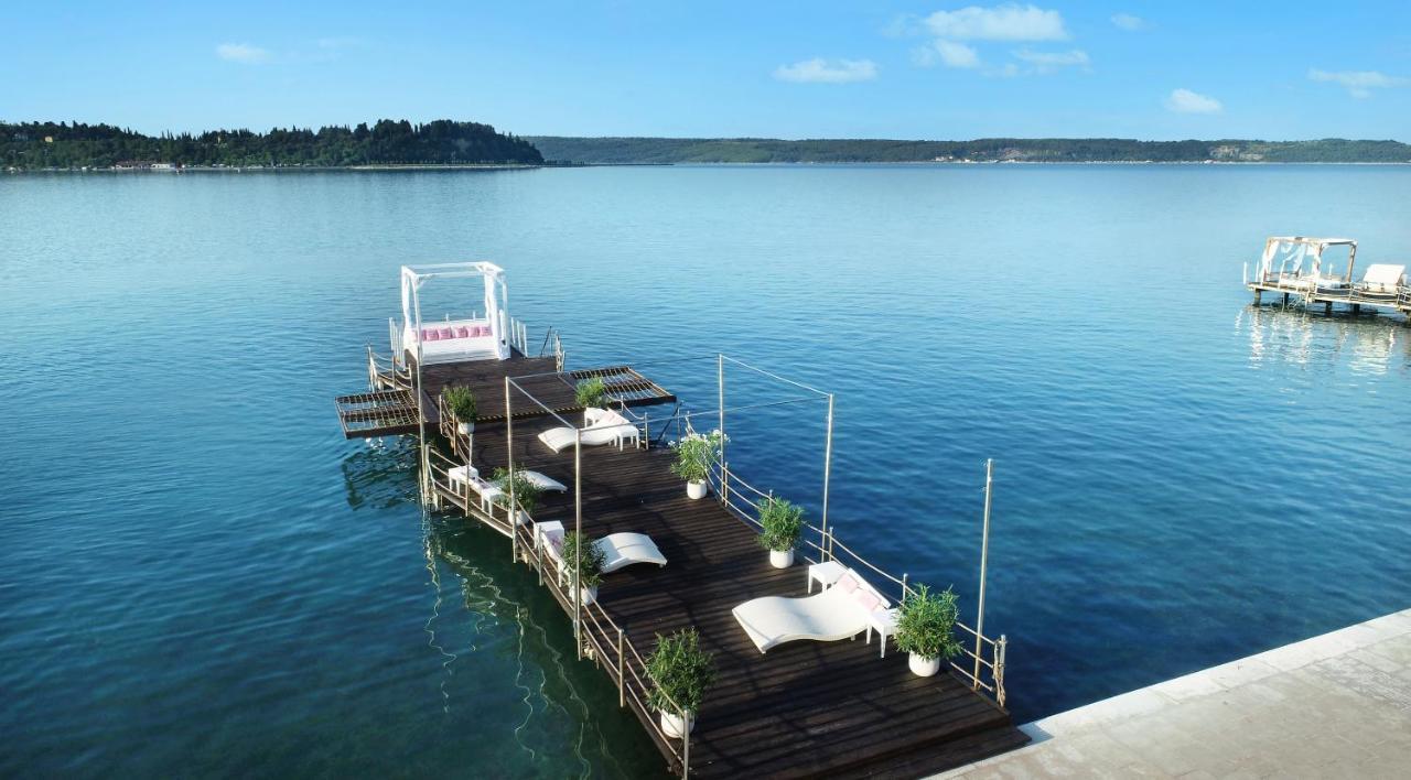 Hotel Slovenija - Terme & Wellness Lifeclass Portoroz Luaran gambar The floating bar on the lake