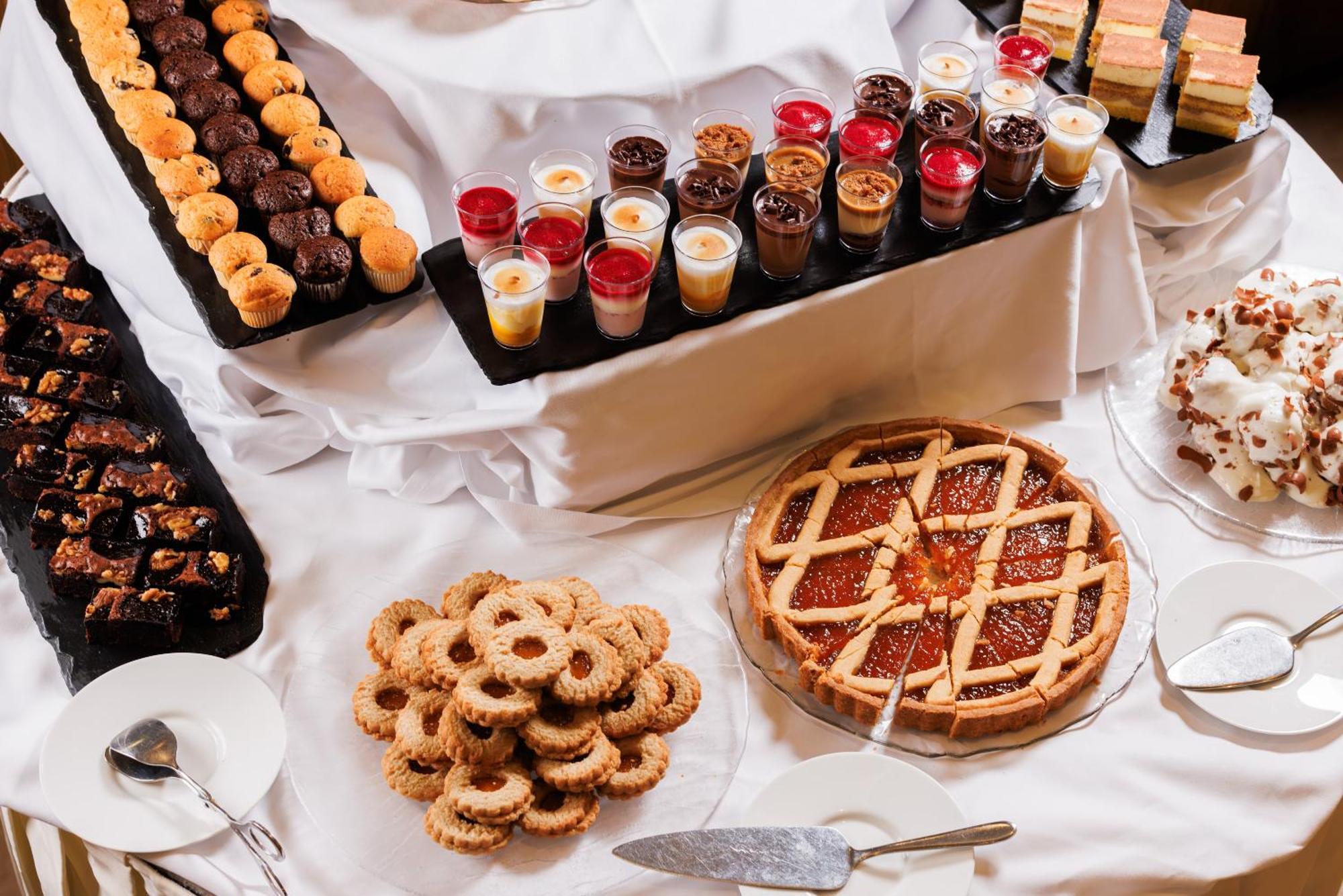 Hotel Slovenija - Terme & Wellness Lifeclass Portoroz Luaran gambar A dessert buffet