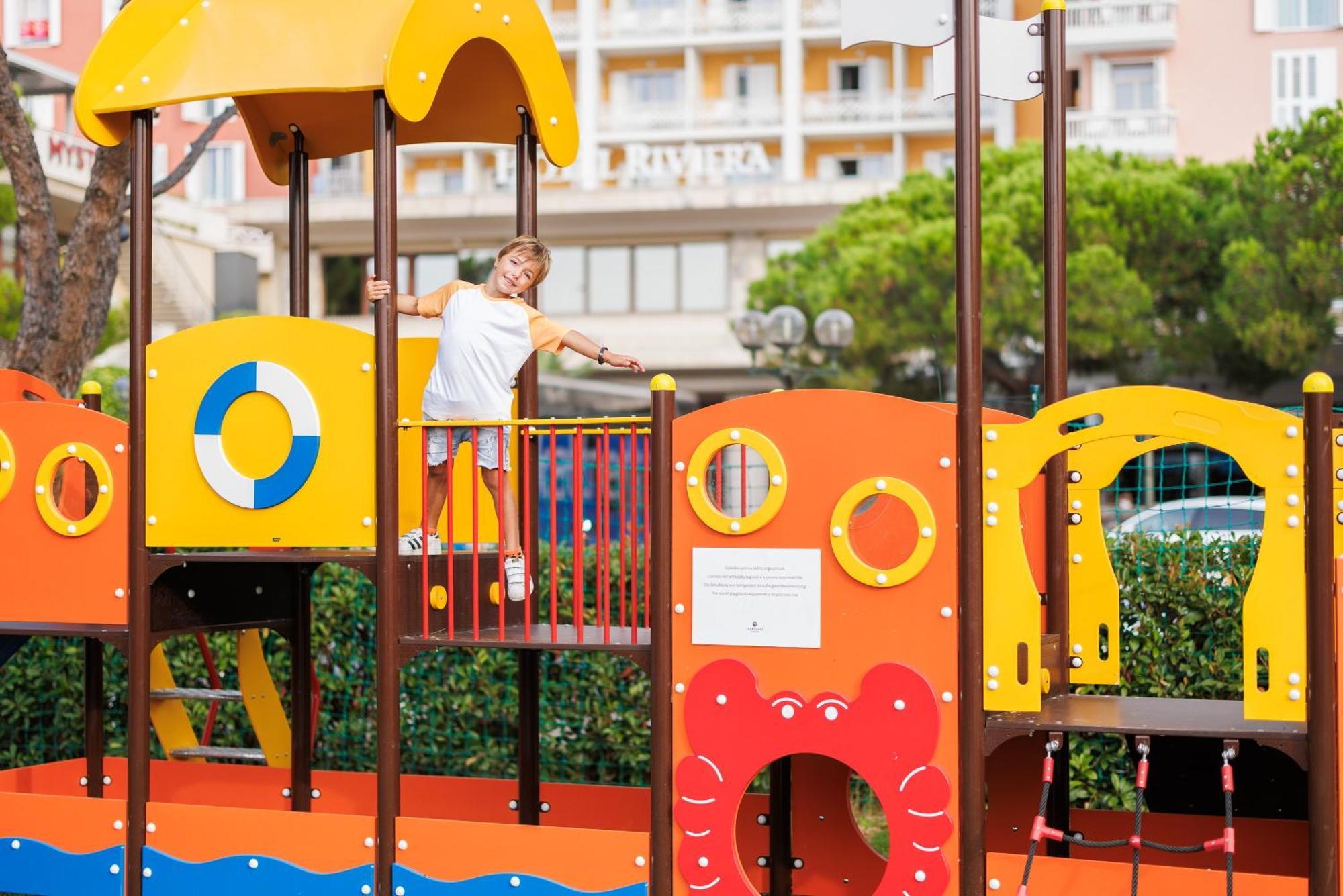 Hotel Slovenija - Terme & Wellness Lifeclass Portoroz Luaran gambar A child playing on a playground